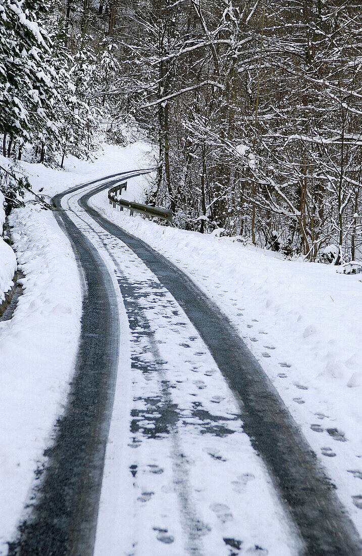 Straße mit Eis und Schnee. Cerain, Gipuzkoa, Euskadi.