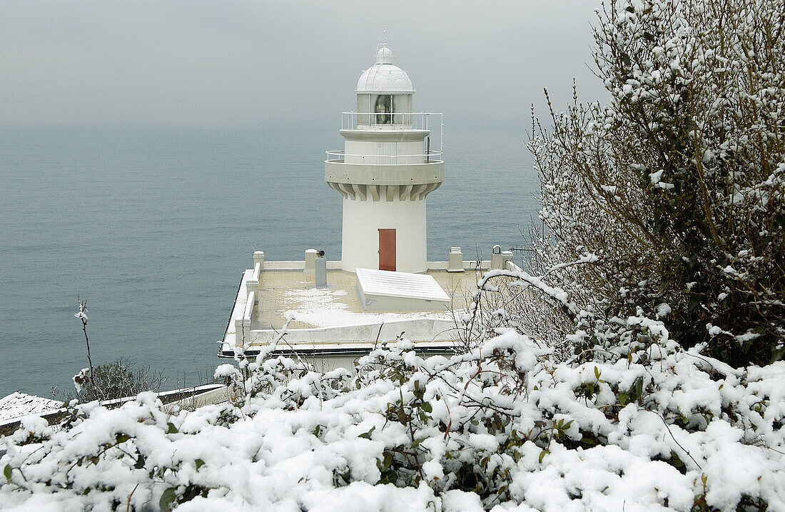 Schnee an der Küste. Leuchtturm von Igeldo. San Sebastian, Donostia. Euskadi. Spanien.