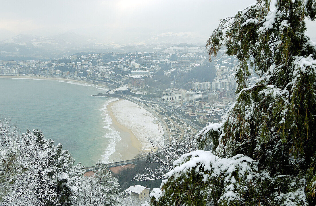 Schnee an der Küste. Bucht La Concha. San Sebastian, Donostia. Euskadi. Spanien.