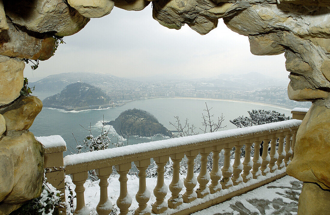 Schnee an der Küste. Bucht von La Concha. San Sebastian, Donostia. Euskadi. Spanien.