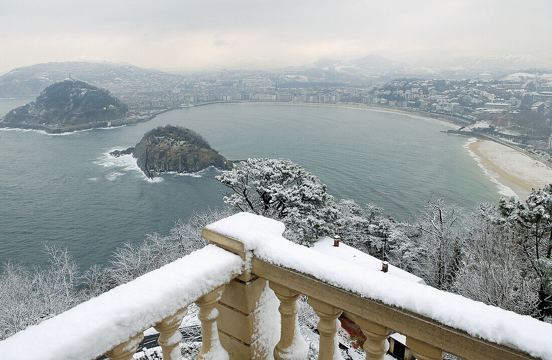 Schnee an der Küste. Bucht von La Concha. San Sebastian, Donostia. Euskadi. Spanien.