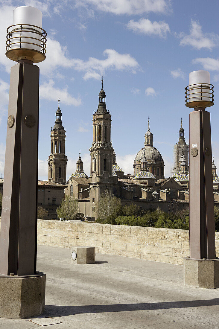 Basilika Nuestra Señora del Pilar von der Brücke Puente de Piedra aus gesehen, Zaragoza. Aragón, Spanien