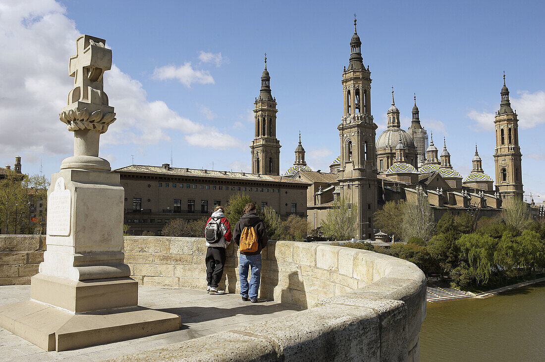 Basilica of Nuestra Señora del Pilar seen from Puente de Piedra bridge over Ebro river, Zaragoza. Aragón, Spain