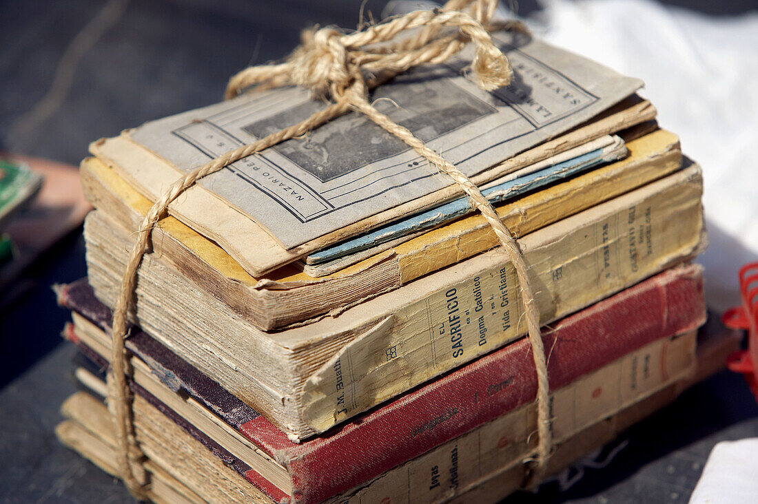 Alte Bücher auf dem Markt, Plaza de la Seo. Zaragoza. Aragón, Spanien