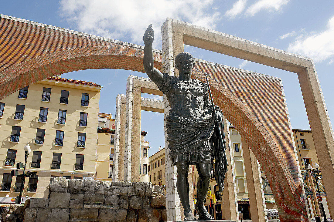 Statue des Cäsar Augustus und römische Mauern, Zaragoza. Aragón, Spanien