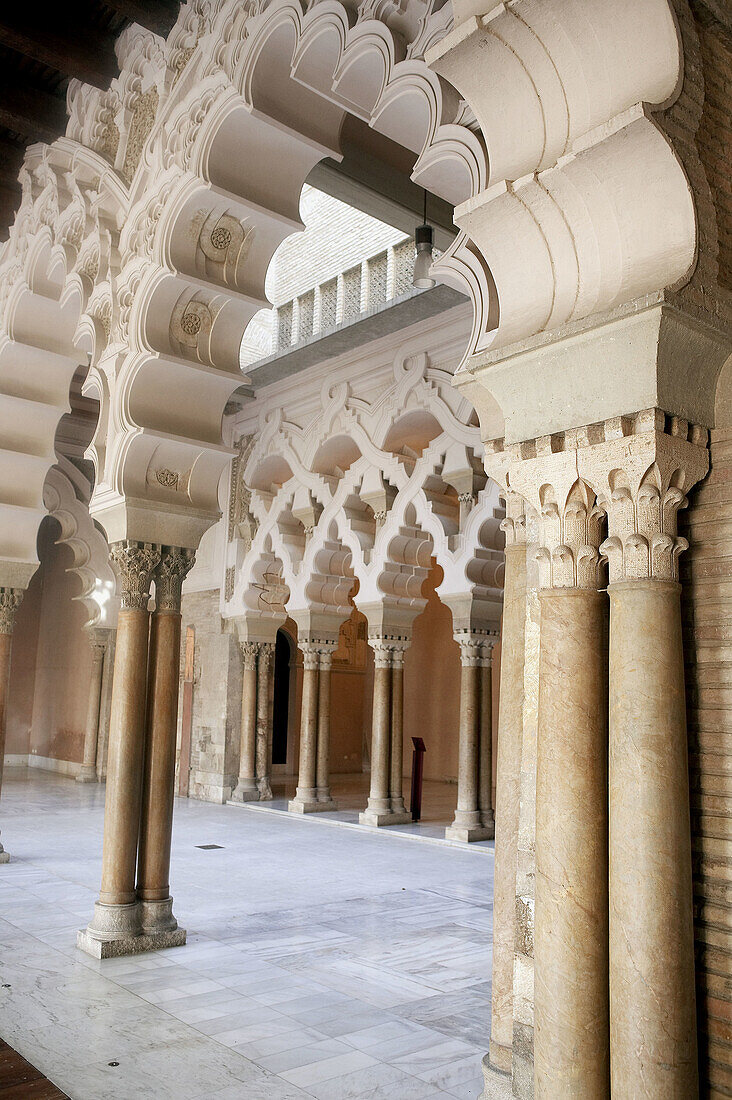 Palacio de la Aljafería, arabischer Palast aus dem 11. Jahrhundert, beherbergt die Cortes de Aragón (autonomes Parlament). Zaragoza. Aragón, Spanien