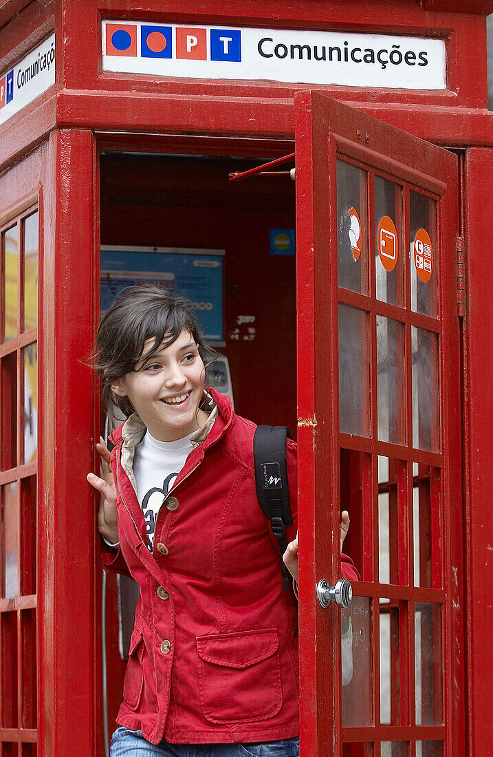 16-jähriges Mädchen in einer Telefonzelle, Porto. Portugal