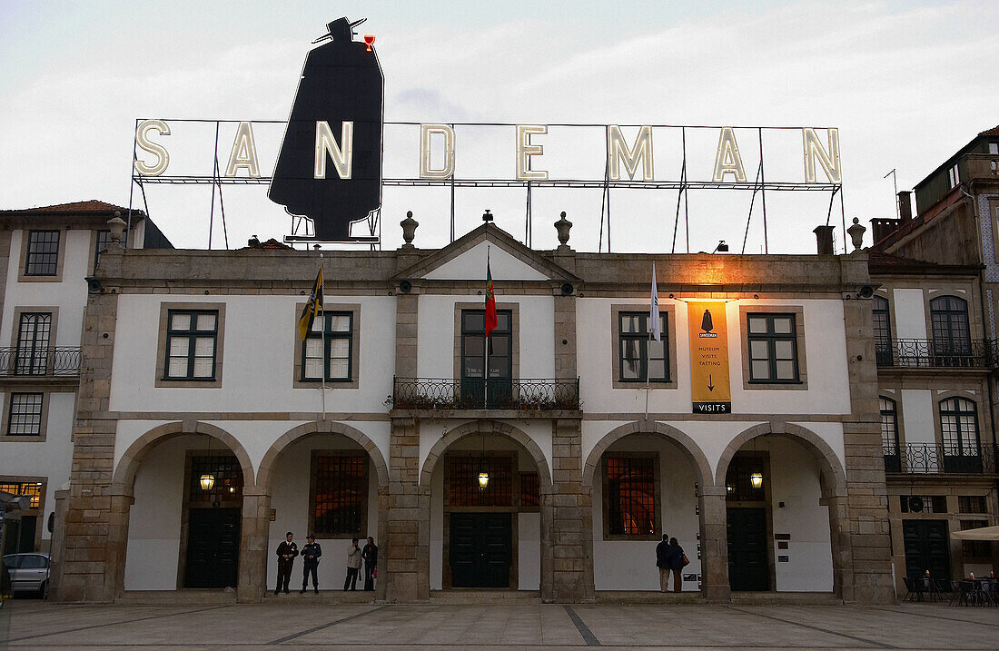 Weinmuseum in den Sandeman-Kellern (gegründet 1790 und untergebracht in einem ehemaligen Kloster aus dem 16. Jahrhundert), Vila Nova de Gaia. Bezirk Porto, Portugal