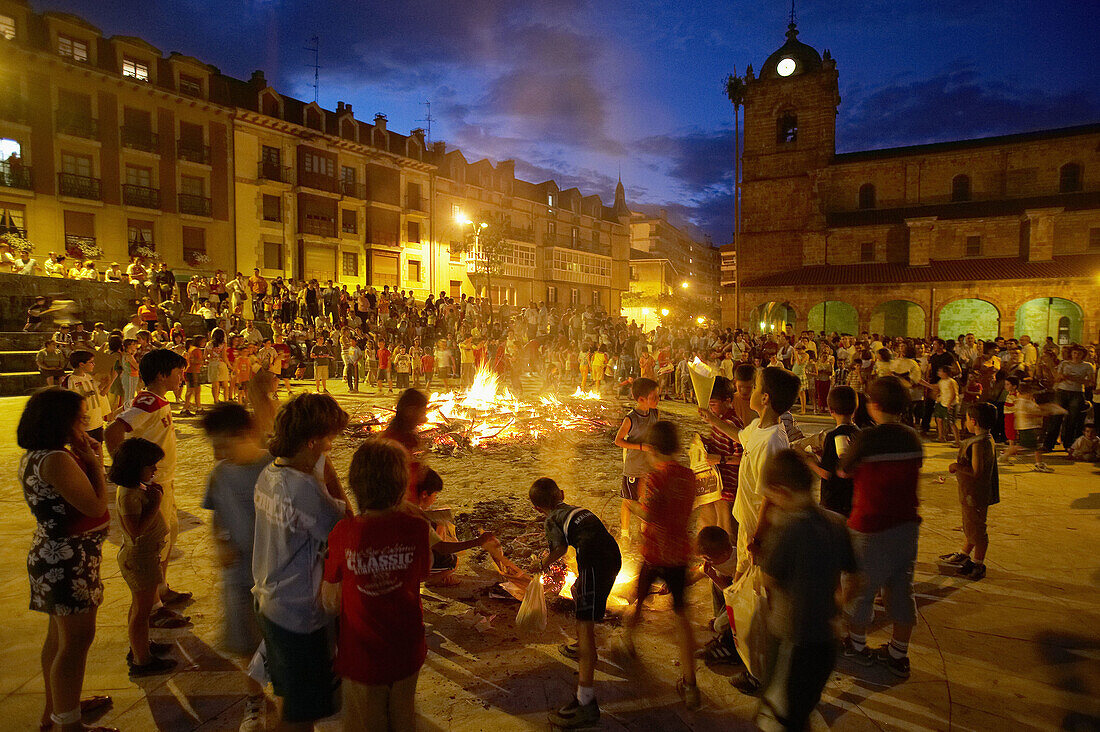 Freudenfeuer der Johanniter. Legazpi, Guipúzcoa, Euskadi, Spanien