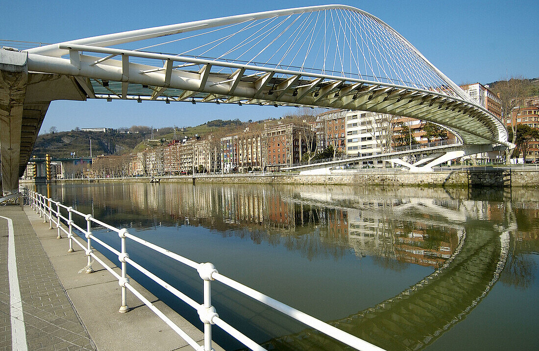 Zubizuri-Brücke, entworfen von Santiago Calatrava. Bilbao. Bizkaia. Euskadi. Spanien.