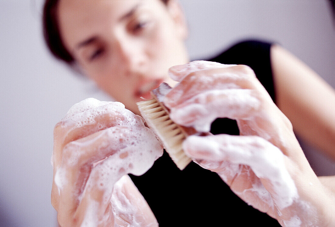 Washing fingernails