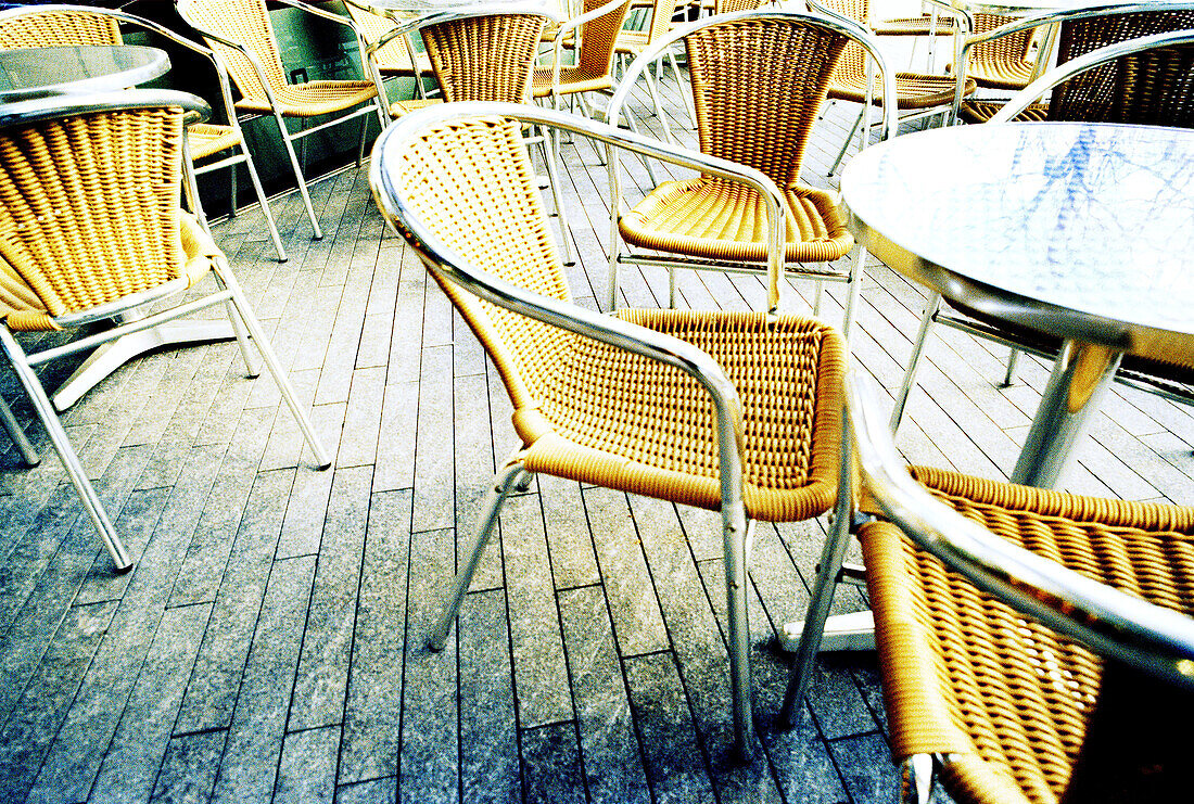  Absence, Absent, Bar, Bars, Cafe terrace, Cafe terraces, Chair, Chairs, Color, Colour, Daytime, Empty, Exterior, Horizontal, Leisure, Many, Outdoor, Outdoor cafe, Outdoor cafes, Outdoors, Outside, Ready, Street, Streets, Table, Tables, Tavern, Taverns, U
