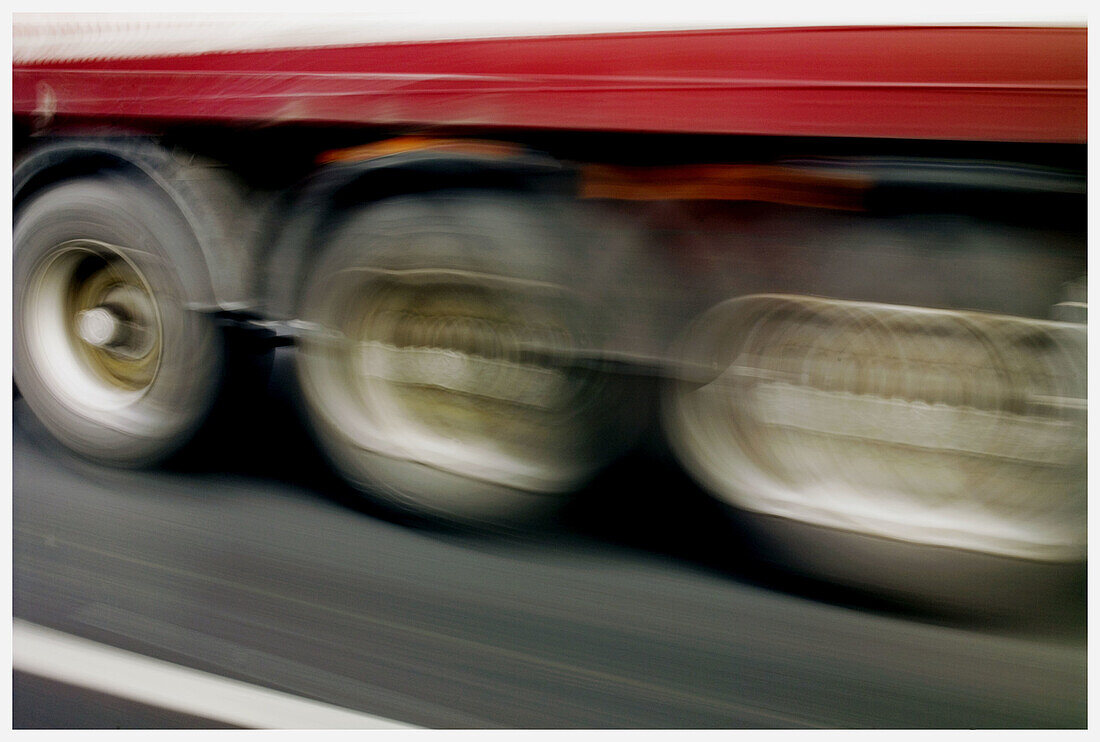  Asphalt, Außen, Bewegung, Detail, Details, Drei, Fahrzeug, Fahrzeuge, Farbe, Frachtbeförderung, Frachttransport, Industrie, Industriell, Konzept, Konzepte, Landstraße, Landstraßen, Lastwagen, Rad, Räder, Straße, Straßen, Tageszeit, Unscharf, Verschiffen,