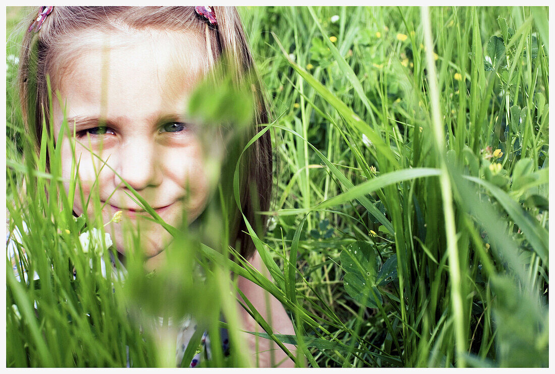  Facial expression, Facial expressions, Facing camera, Female, Girl, Girls, Grass, Grasses, Grin, Grinning, Happiness, Happy, Hide, Hiding, Human, Infantile, Innocence, Innocent, Joy, Kid, Kids, Look