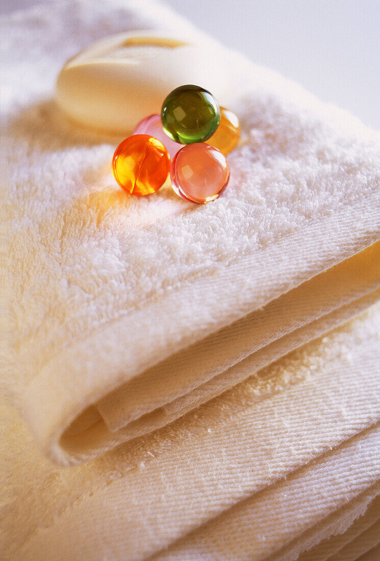  Bar of soap, Bars of soap, Bath-salts, Beauty, Beauty Care, Clean, Close up, Close-up, Closeup, Color, Colour, Concept, Concepts, Feminine, Hygiene, Indoor, Indoors, Interior, Object, Objects, Smooth, Soap, Still life, Thing, Things, Towel, Towels, Verti