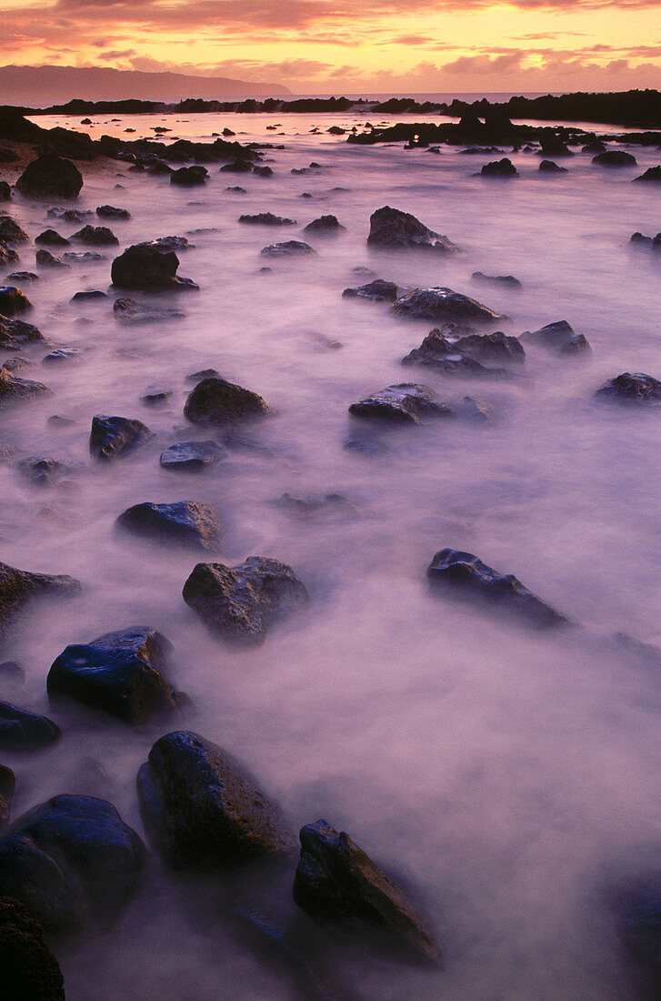 Rock formations, storm surf near Pupukea Beach Park. North shore, Oahu. Hawaii. USA.