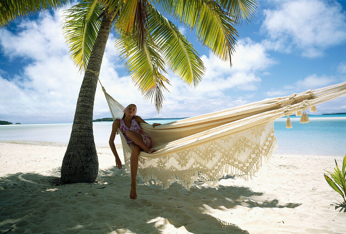  Adult, Adults, Beach, Beaches, Calm, Calmness, Caucasian, Caucasians, Chill out, Chilling out, Coast, Coastal, Color, Colour, Contemporary, Daytime, Exterior, Female, Full-body, Full-length, Hammock, Hammocks, Heavenly, Holiday, Holidays, Horizontal, Hum