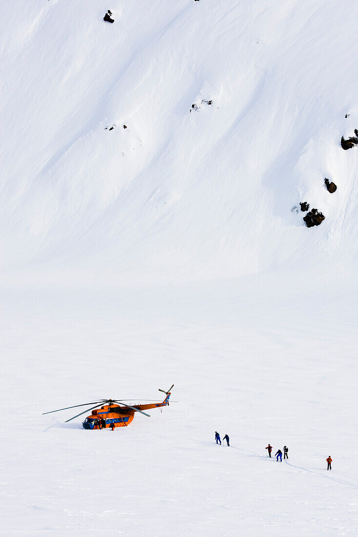 Gruppe Skifahrer trifft sich am Helikopter, Heliskiing in Kamtschatka, Sibirien, Russland