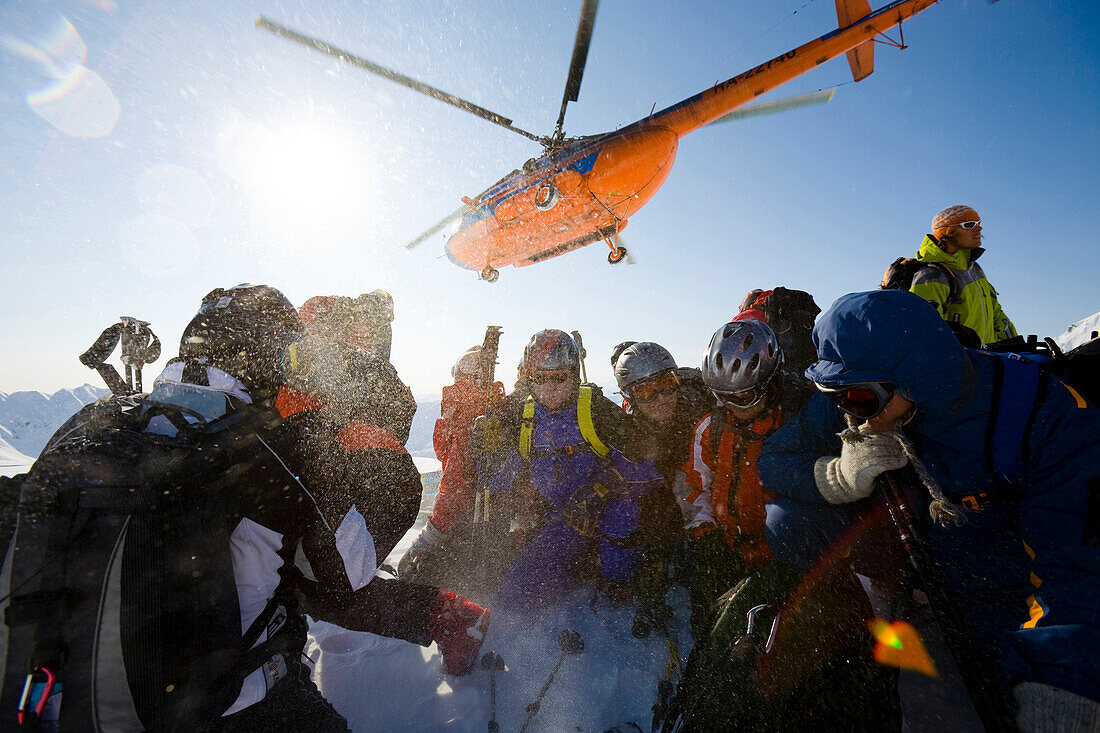 Heliskiing in Kamtschatka, Sibirien, Russland, ein Helikopter vom Typ MI-8 hat eine Gruppe Skifahrer auf einen Berg abgesetzt,  MR