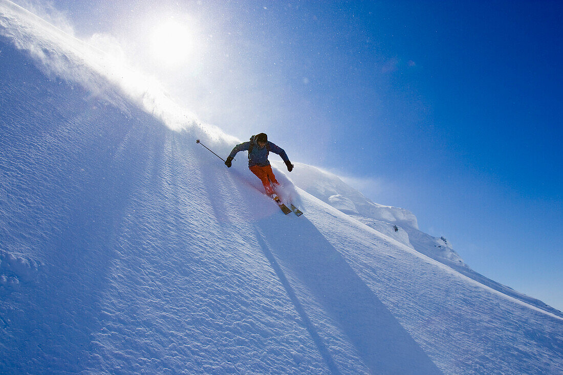 Skifahrer fährt im Tiefschnee, Heliskiing in Kamtschatka, Sibirien, Russland