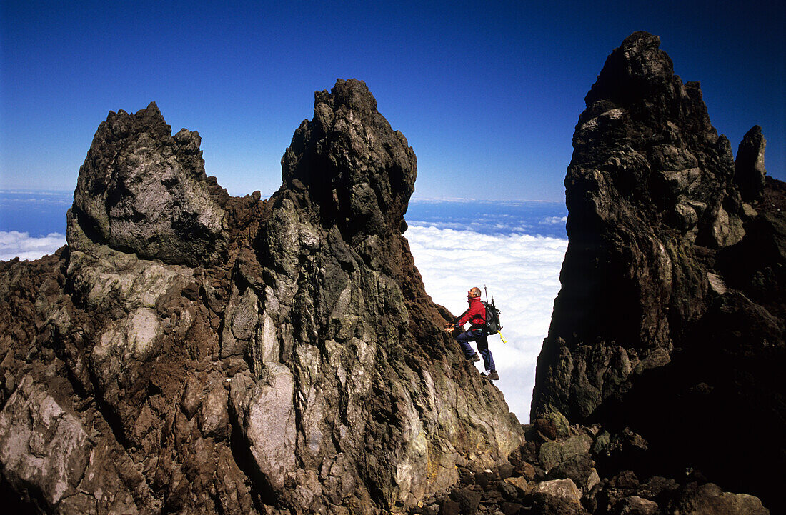 Mann klettert auf erstarrten Lavazinnen, Nordinsel, Neuseeland