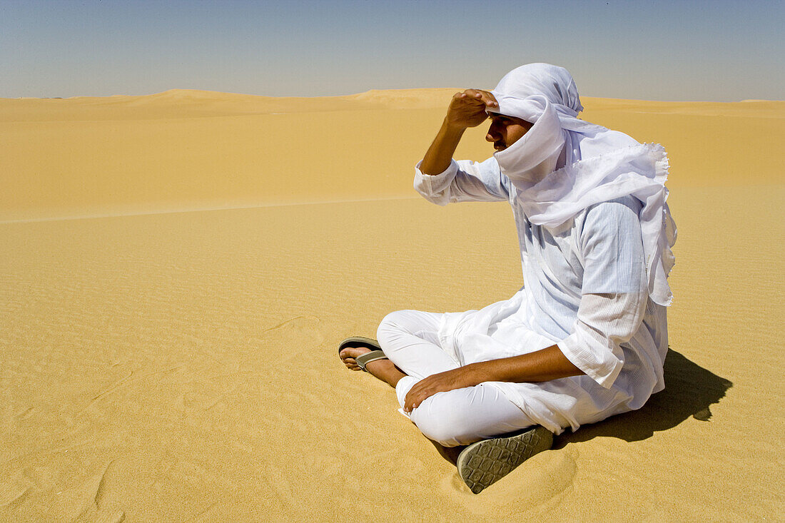 Ahmed Hussein in the desert and Great Sand Sea between Siwa and Bahariya oasis (450km). Libyan desert. Egypt