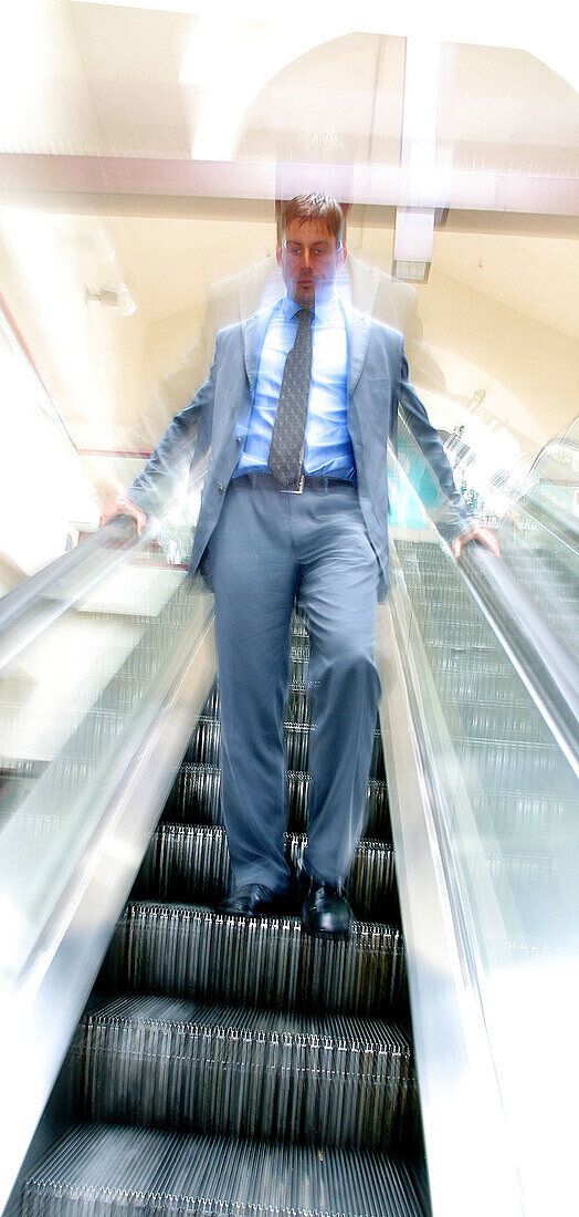rs, 30-40 years, Adult, Adults, Blurred, Business, Businessman, Businessmen, Businesspeople, Businessperson, Caucasian, Caucasians, Color, Colour, Contemporary, Descending, Down, Economy, Escalator, E