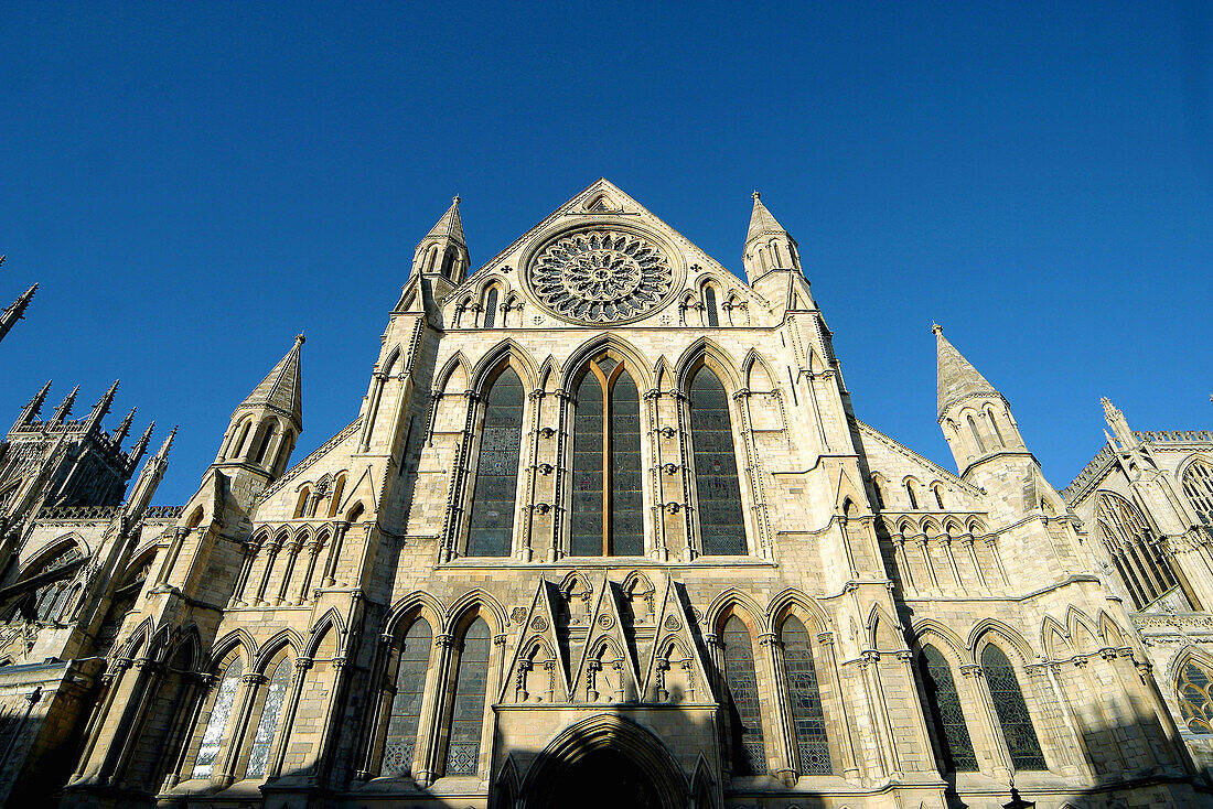  Architektur, Aussen, Außen, Cathedral of Saint Peter, Dom, England, Europa, Farbe, Fassade, Fassaden, Gebäude, Gotische Architektur, Großbritannien, Horizontal, Kathedrale, Kathedralen, Kirche, Kirchen, Kunst, Plätze der Welt, Reisen, Stadt, Städte, Tage