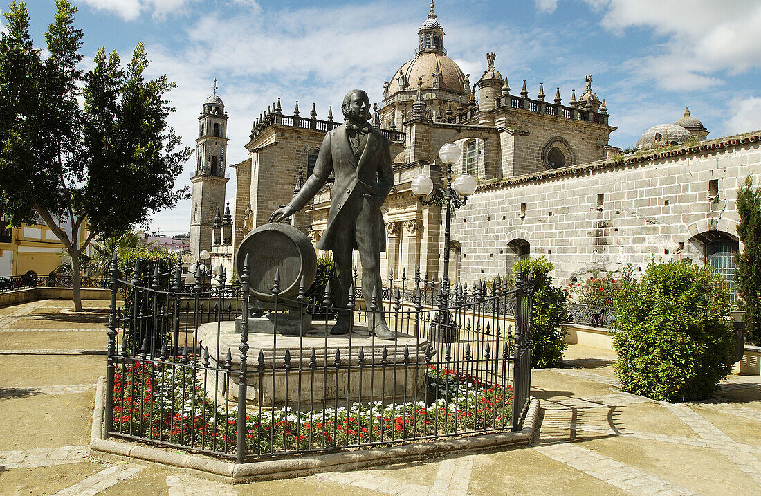 Denkmal für Manuel María González und Kathedrale im Hintergrund. Jerez de la Frontera. Provinz Cádiz. Spanien