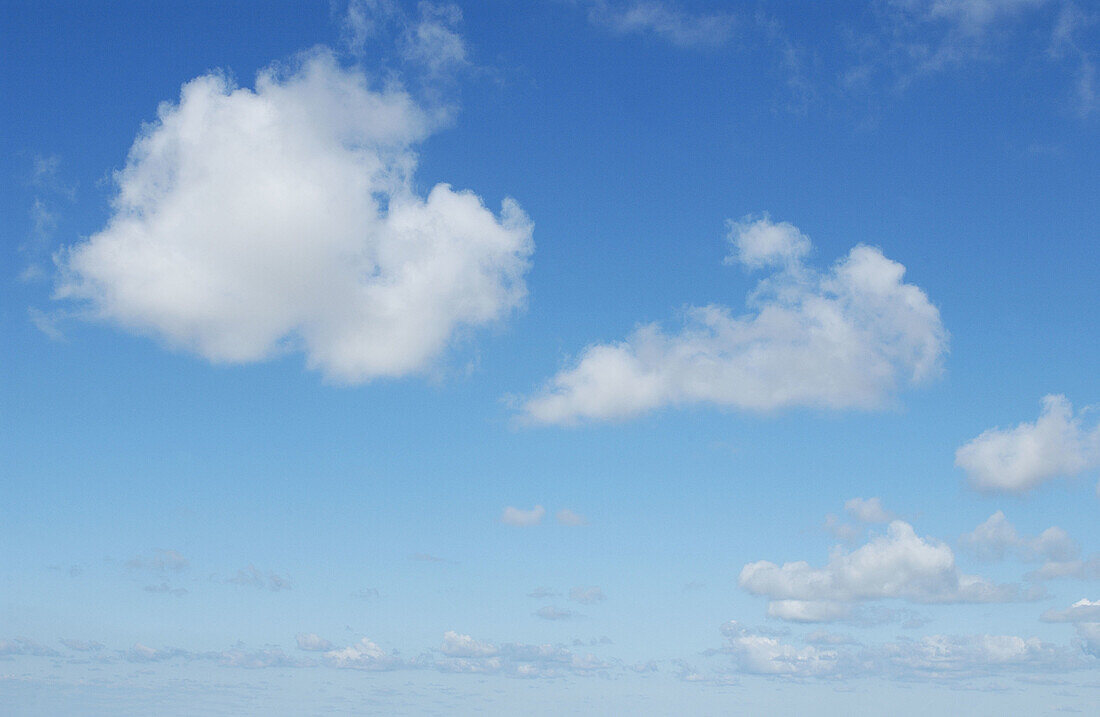 Atmosphäre, Aussen, Außen, Blau, Farbe, Flüchtig, Himmel, Hintergrund, Hintergründe, Horizontal, Landschaft, Landschaften, Leicht, Natur, Raum, Tageszeit, Unendlich, Wolke, Wolken