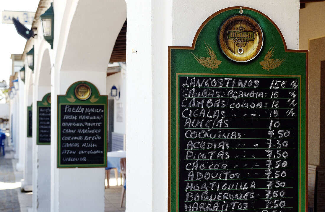 Restaurant-Menü-Tafeln am Strand von Bajo de Guía. Sanlúcar de Barrameda. Provinz Cádiz. Andalusien. Spanien