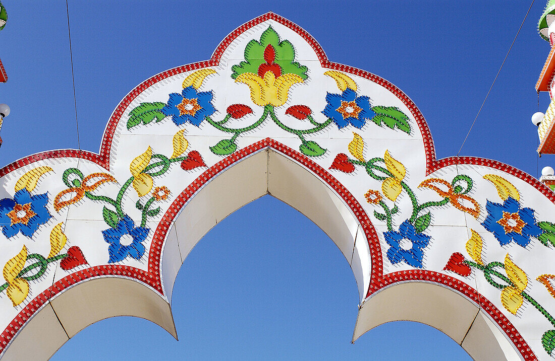 Detail des Bogens, Eingang zum Karnevalsbereich. Puerto de Santa María. Provinz Cádiz. Spanien