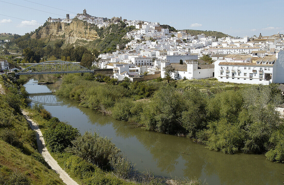 Der Fluss Guadalete und Arcos de la Frontera. Provinz Cádiz. Spanien