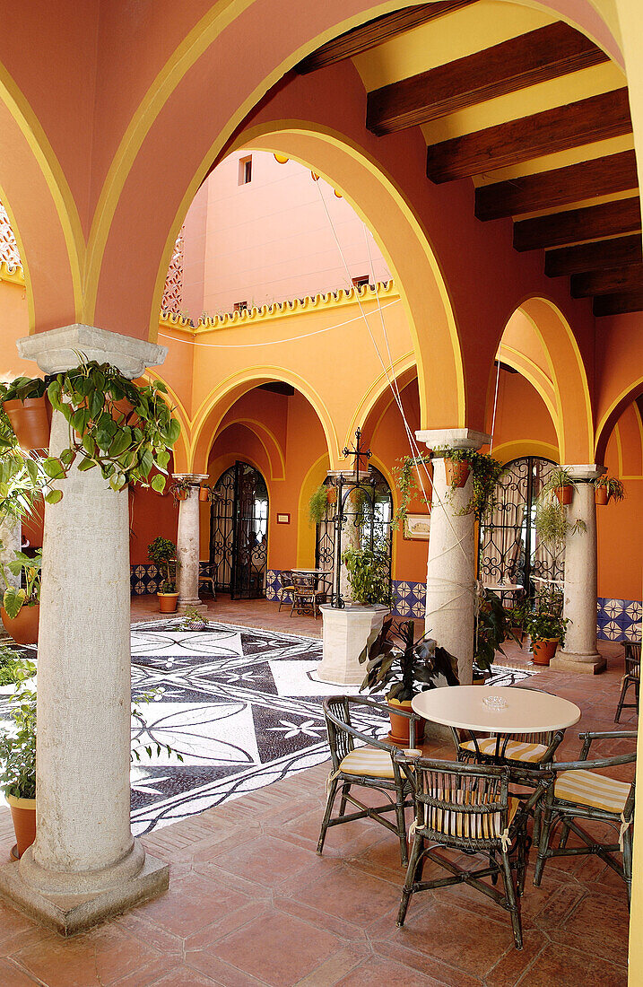 Innenhof des Parador Nacional (staatlich geführtes Hotel). Arcos de la Frontera. Provinz Cádiz. Spanien