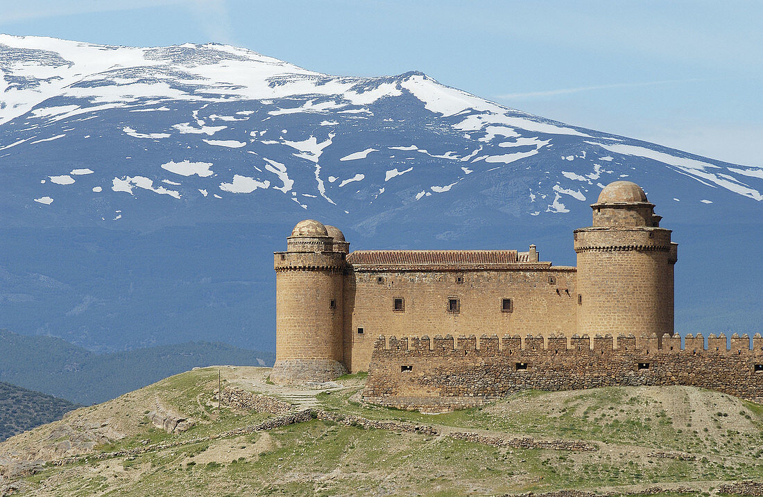 Schloss Lacalahorra und Sierra Nevada-Gebirge. Provinz Granada. Spanien