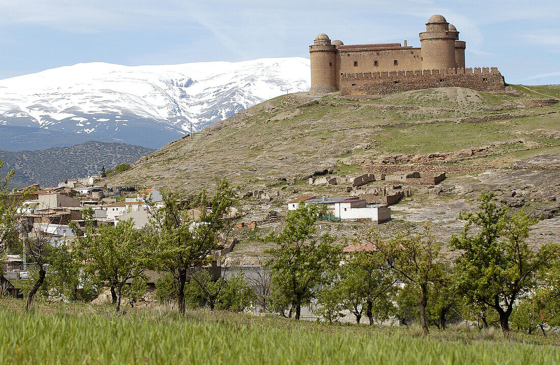 Schloss Lacalahorra und das Gebirge Sierra Nevada. Provinz Granada. Spanien