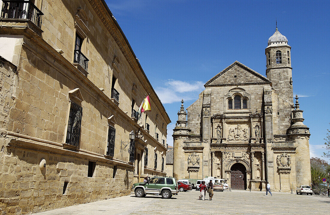 Iglesia del Salvador und Parador Nacional del Condestable Dávalos (links). Úbeda. Provinz Jaén. Andalusien. Spanien