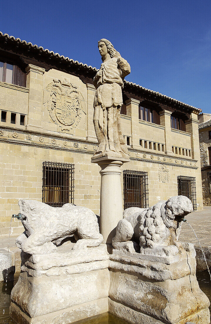 Löwenbrunnen vor der Antigua Carnicería aus dem 17. Jahrhundert. Baeza. Provinz Jaén. Spanien