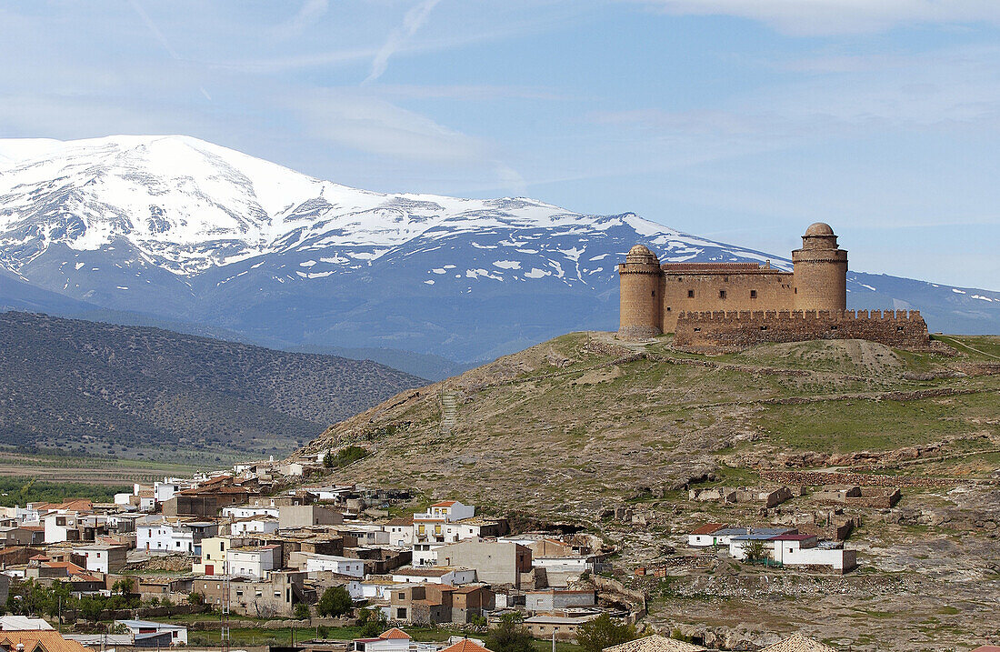 Burg Lacalahorra und Sierra Nevada-Gebirge. Provinz Granada. Spanien