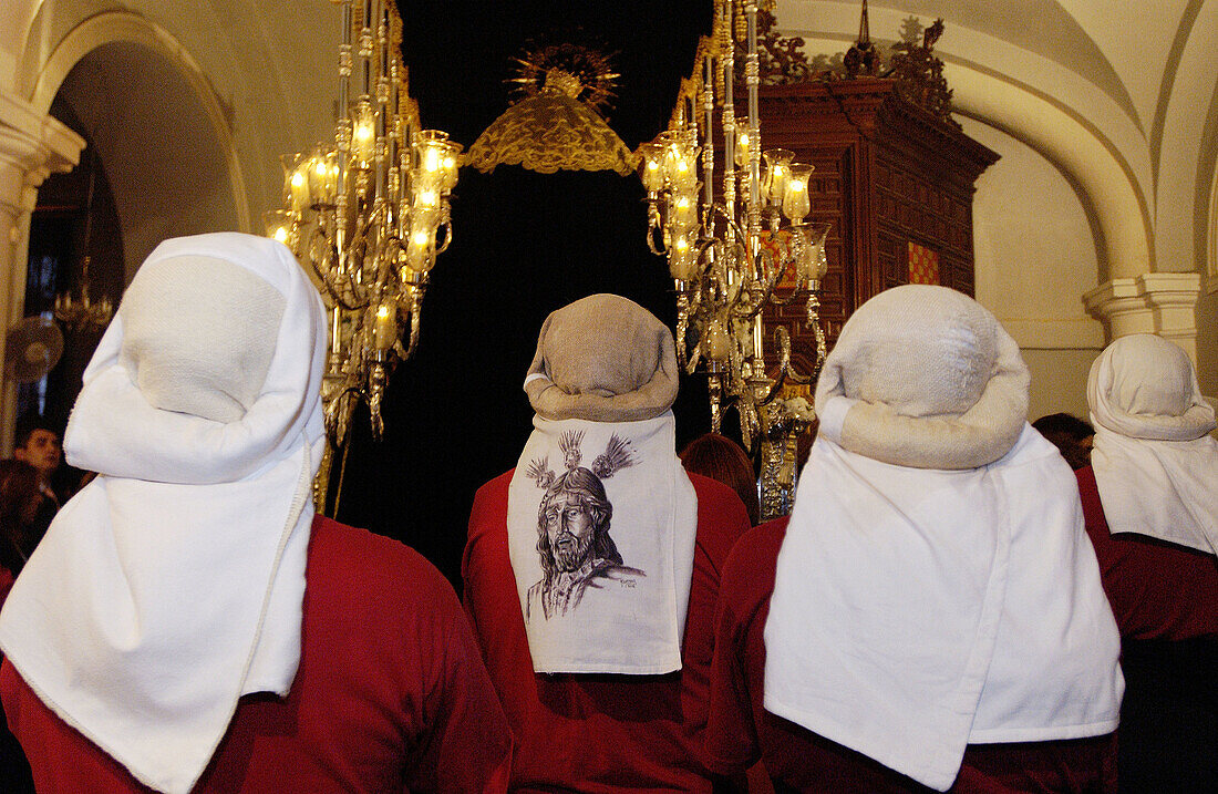 Costaleros (Lastenträger) in der Kirche während der Karwoche. Osuna, Provinz Sevilla. Spanien