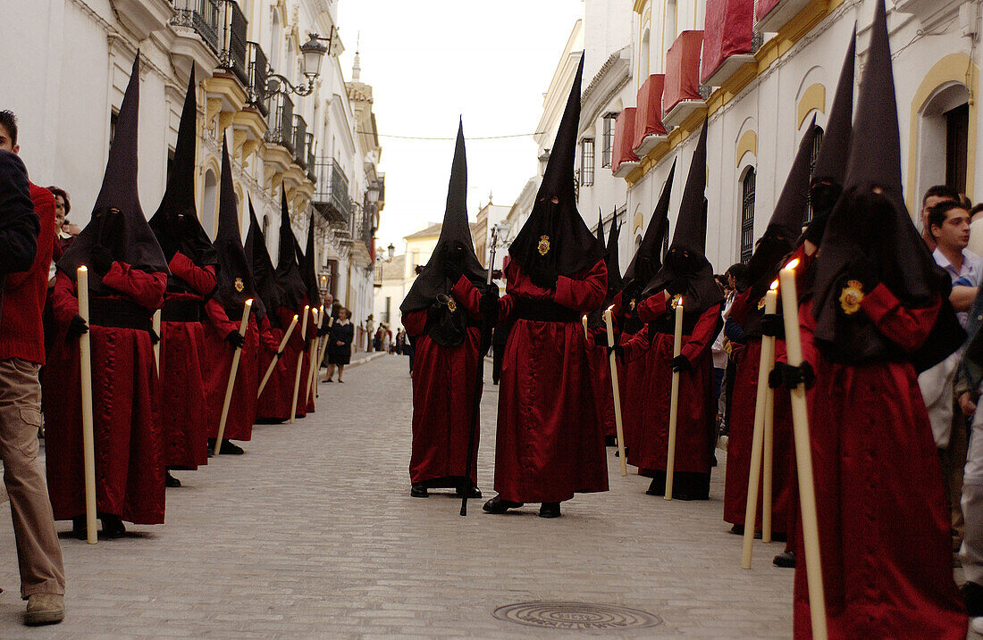 Büßer bei der Prozession in der Karwoche. Osuna, Provinz Sevilla. Spanien