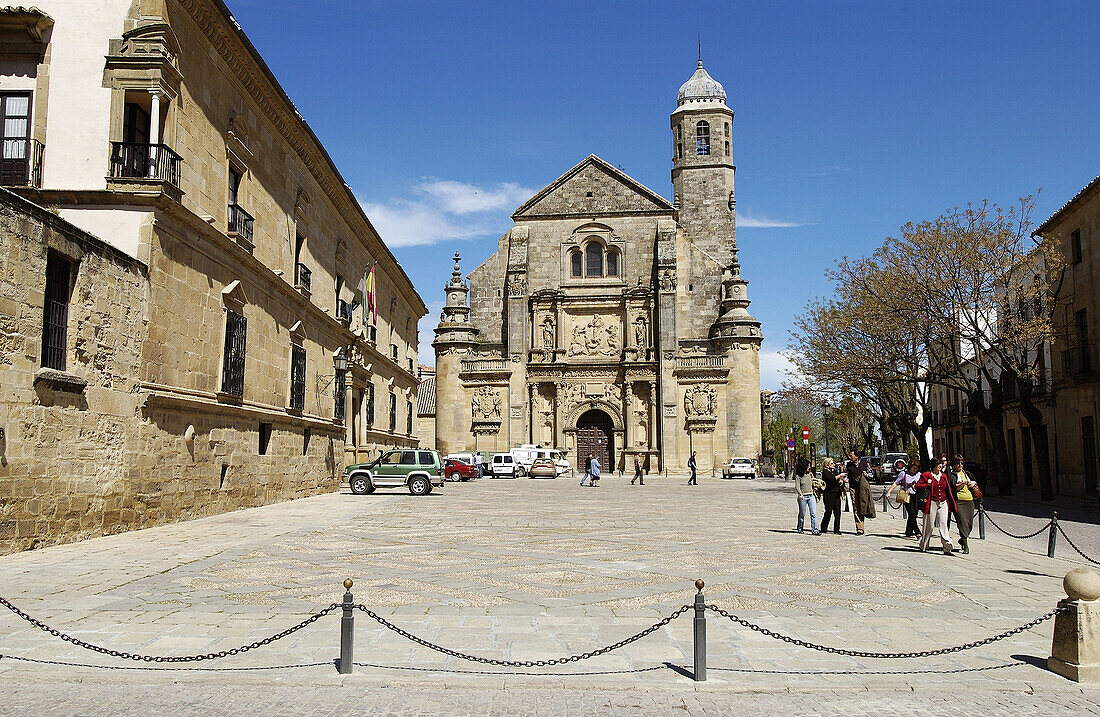 Iglesia del Salvador und Parador Nacional del Condestable Dávalos (links). Úbeda. Provinz Jaén. Andalusien. Spanien