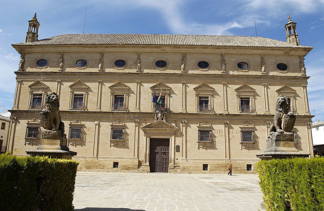 Palacio de las Cadenas in der Stadt Ubeda, in dem sich heute das Rathaus befindet. Provinz Jaén. Andalusien. Spanien