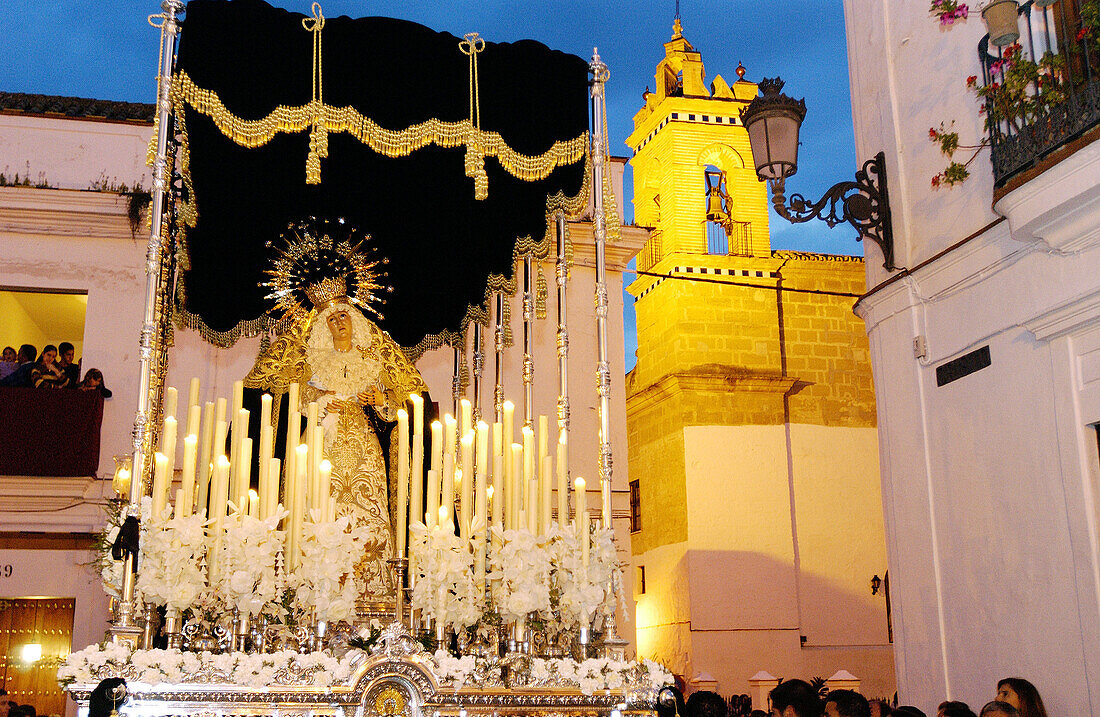 Prozession der Virgen María Santísima de la Soledad während der Karwoche. Osuna, Provinz Sevilla. Spanien