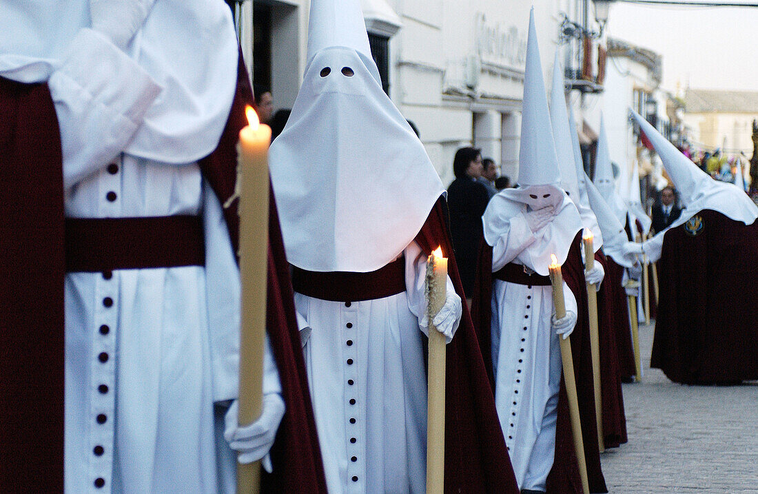 Hermandad del Santo Entierro Büßer bei einer Prozession in der Karwoche. Osuna, Provinz Sevilla. Spanien