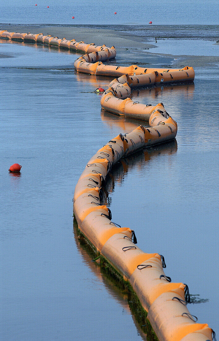 Schwimmende Barriere zur Eindämmung des ausgelaufenen Kraftstoffs ( chapapote ) des Tankers Prestige. San Vicente de la Barquera. Kantabrien, Spanien