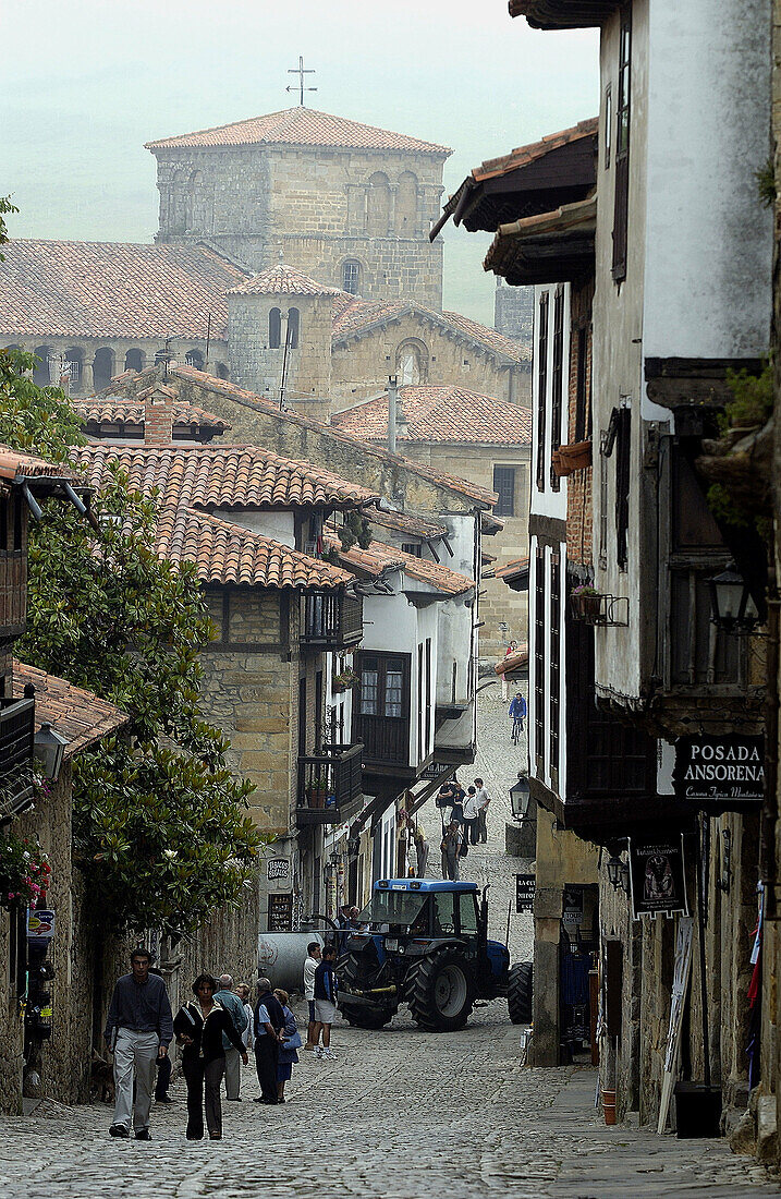 Santillana del Mar mit der Stiftskirche im Hintergrund. Kantabrien. Spanien