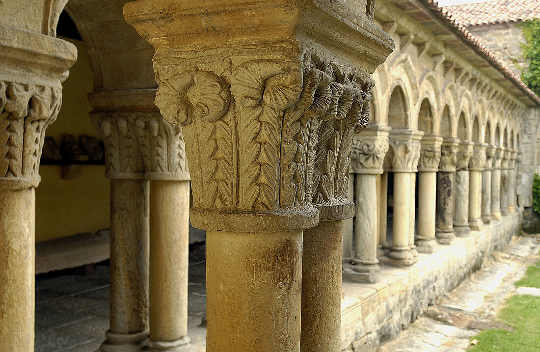 Kapitelle im Kreuzgang der romanischen Stiftskirche. Santillana del Mar. Kantabrien, Spanien