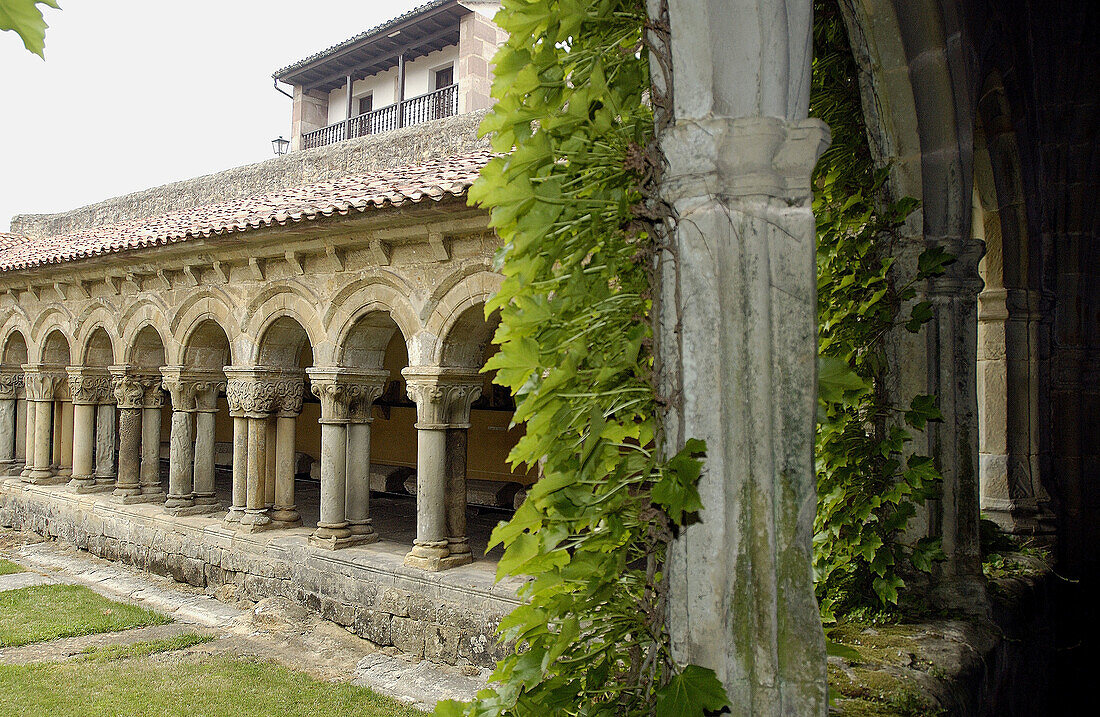 Kreuzgang der romanischen Stiftskirche. Santillana del Mar. Kantabrien, Spanien