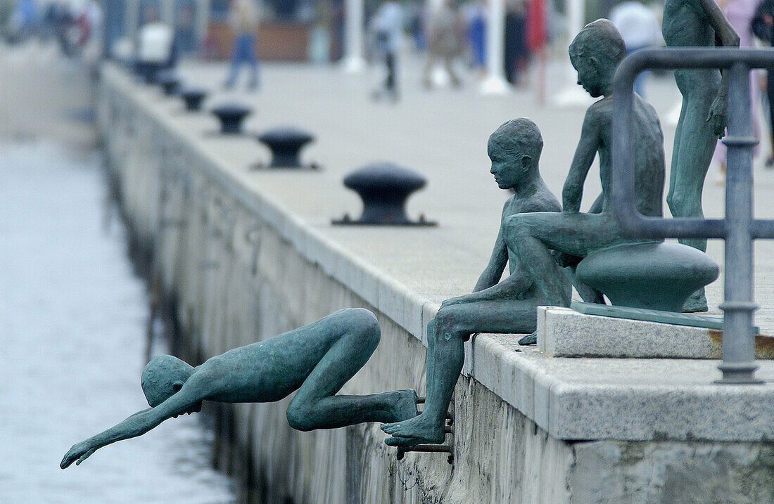 Los-Raqueros-Statuen in der Muelle de Calderón. Santander. Spanien